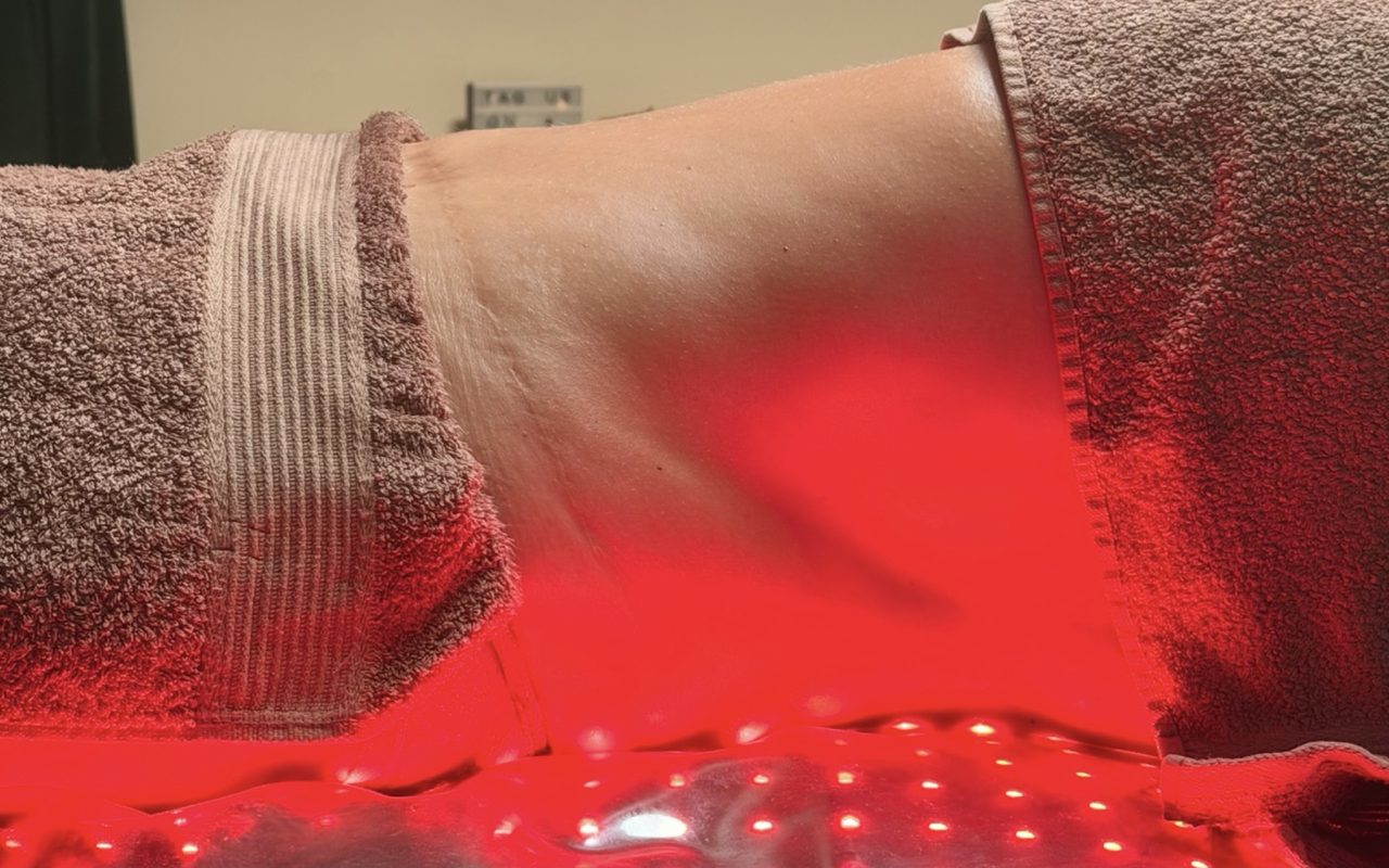 După ritualul limfatic: abdomen dezumflat, sub lumina roșie a platformei